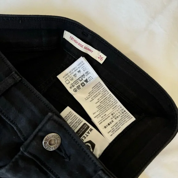 Levi’s 721 High Rise Skinny in Black - Picture 10 of 11